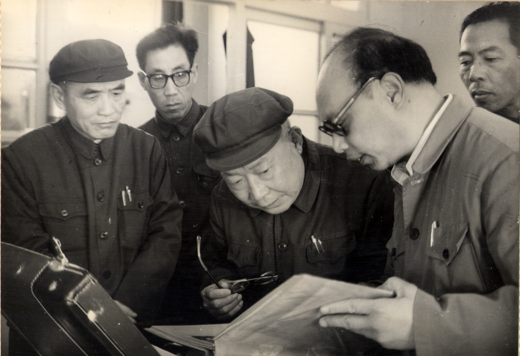 1982年郭景坤接待中国科学院副院长李薰.jpg