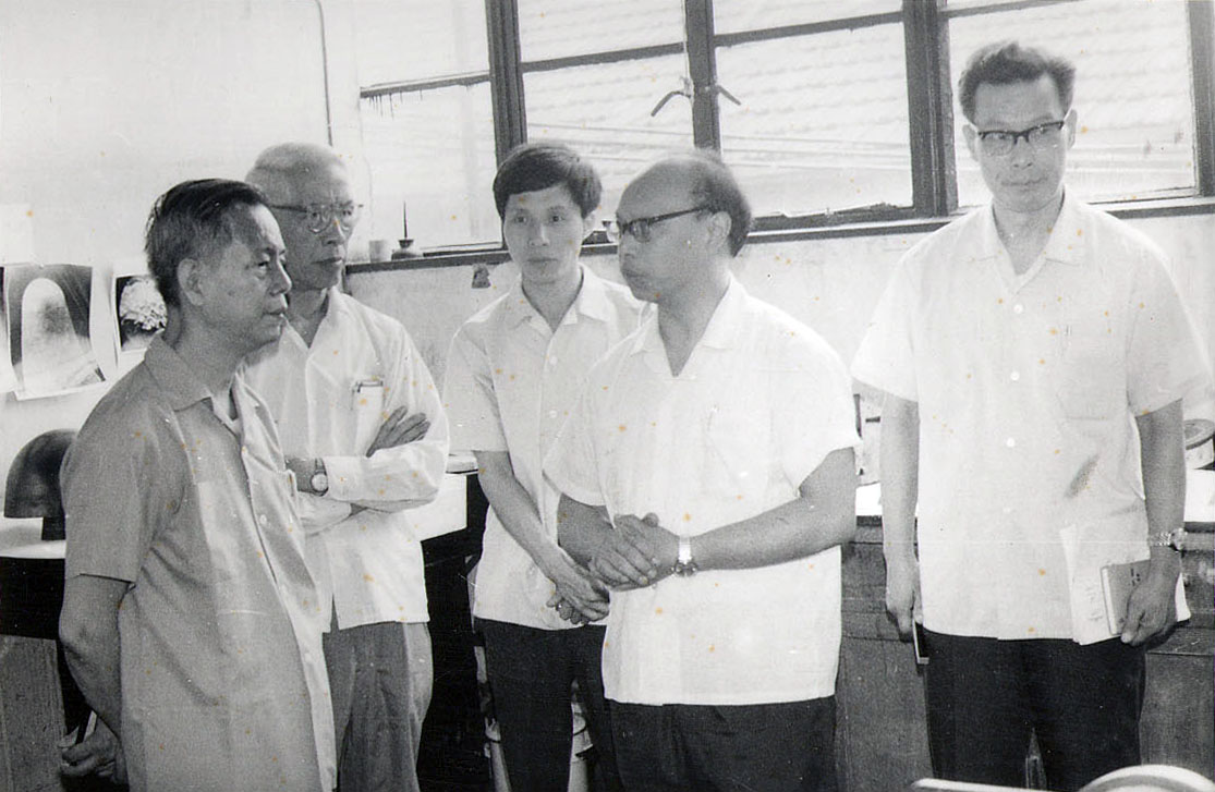 1979年7月19日郭景坤（右二）向方毅院长介绍碳纤维石英复合材料.jpg