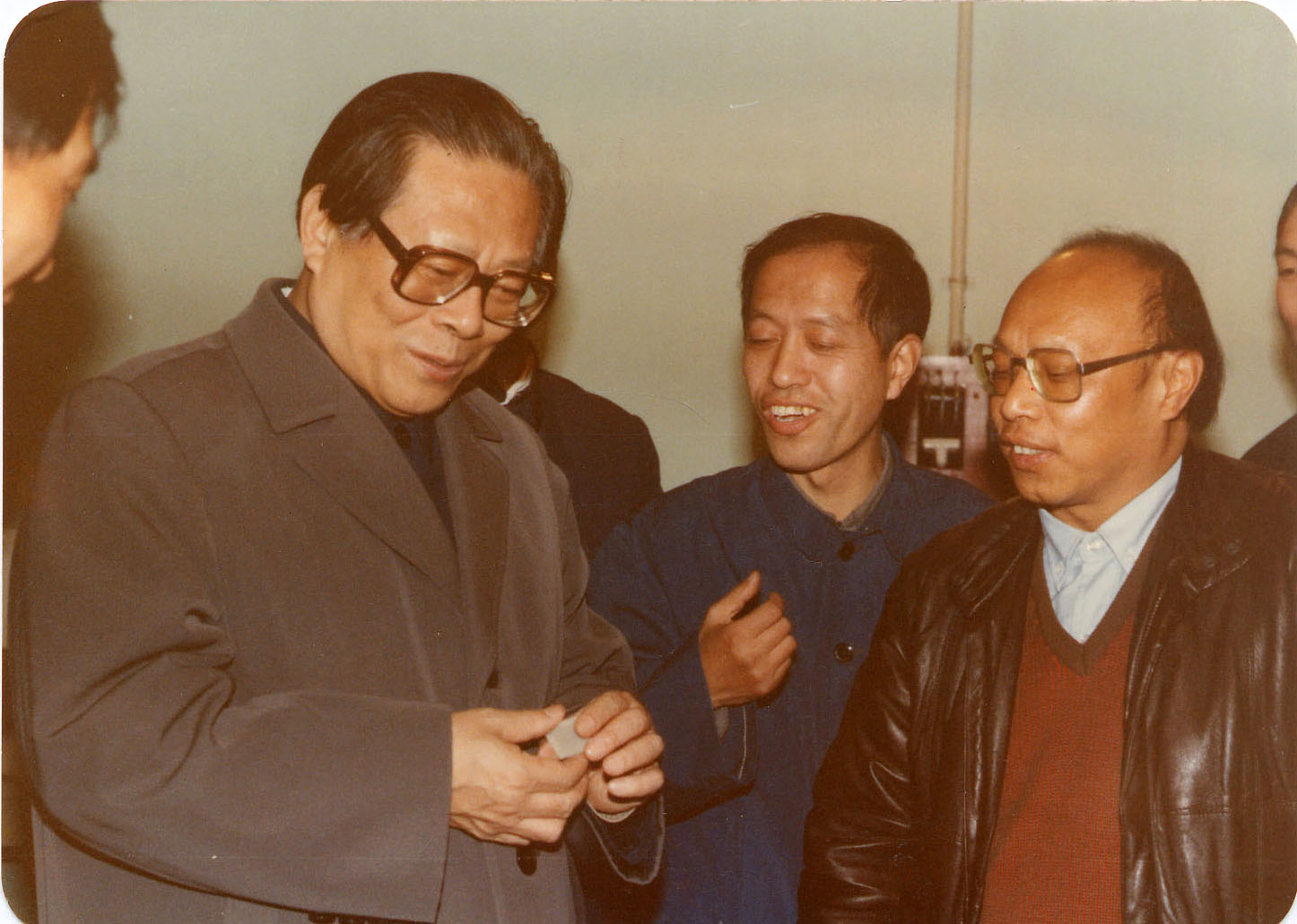1985年12月5日时任所长郭景坤（右一）向江泽民市长介绍晶体材料.jpg