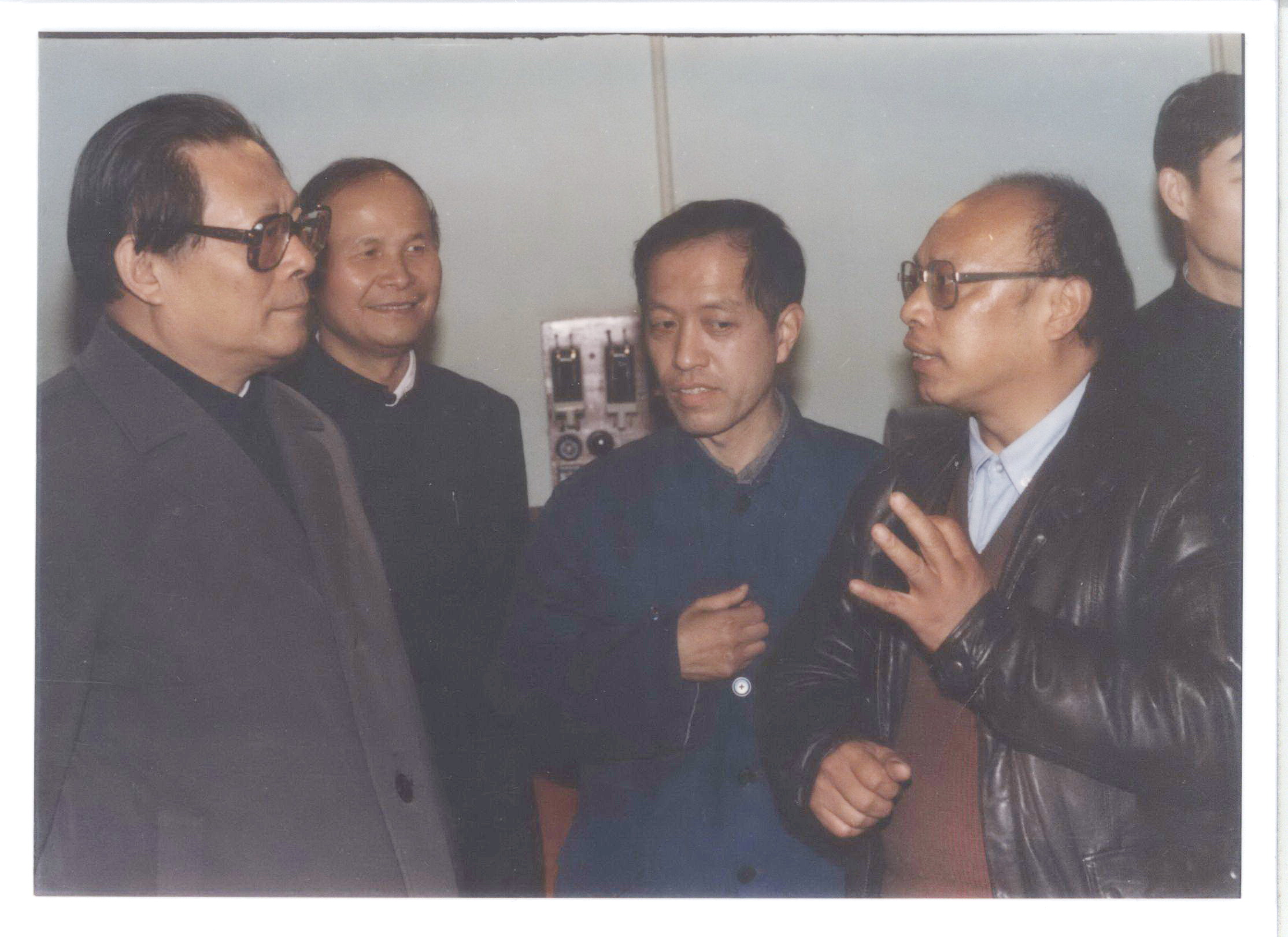 1985年12月郭景坤陪同时任上海市市长江泽民视察上海硅酸盐所实验室.jpg