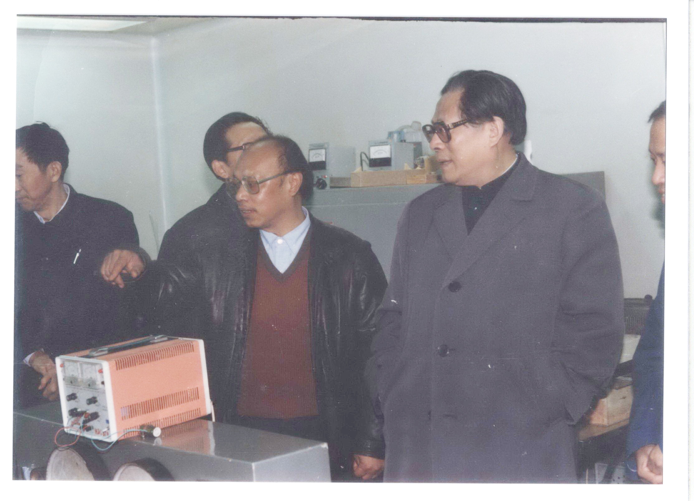 1985年12月郭景坤陪同时任上海市市长江泽民视察实验室.jpg