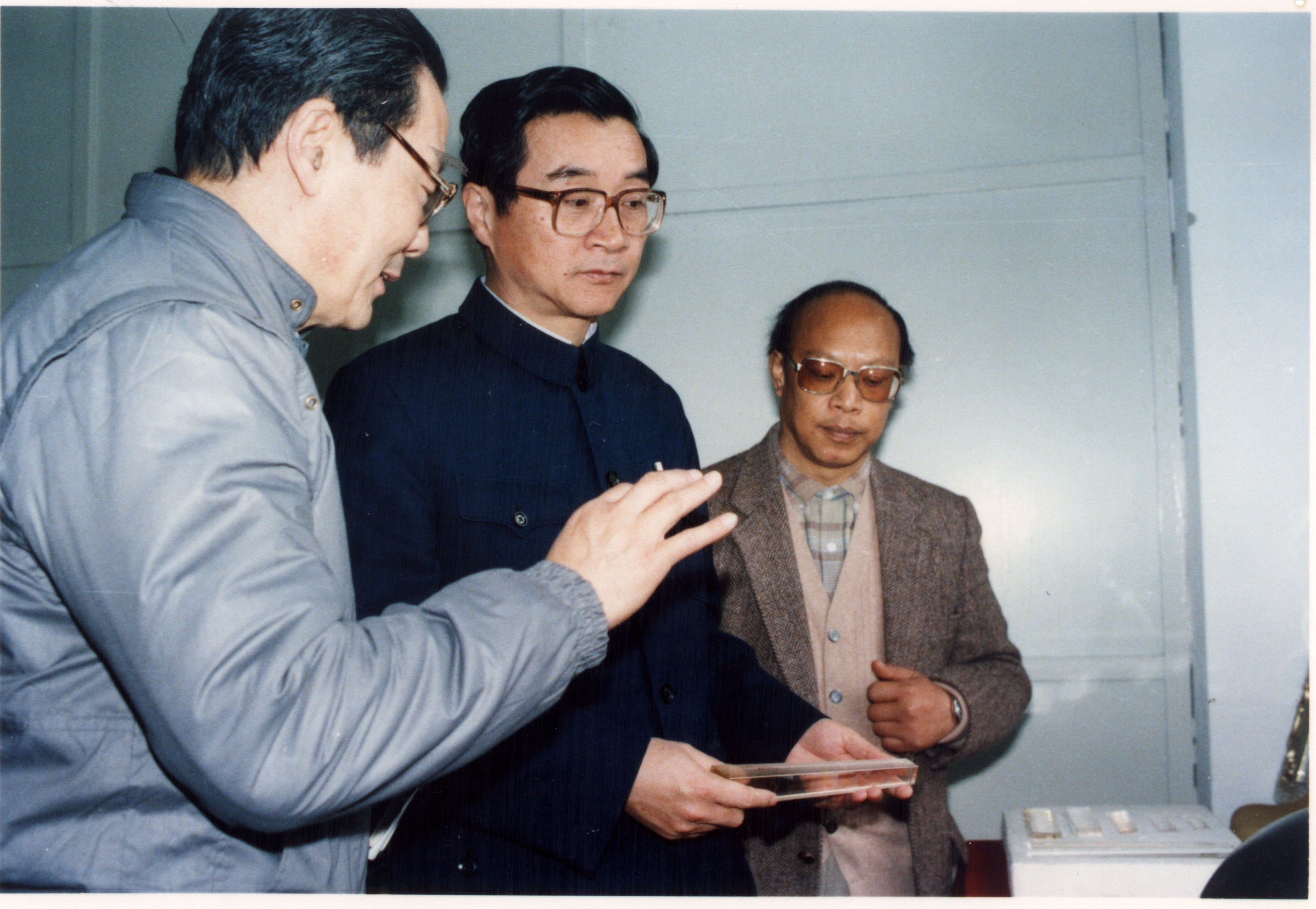 1986年4月郭景坤接待视察上海硅酸盐所的中央常委、书记胡启立.jpg