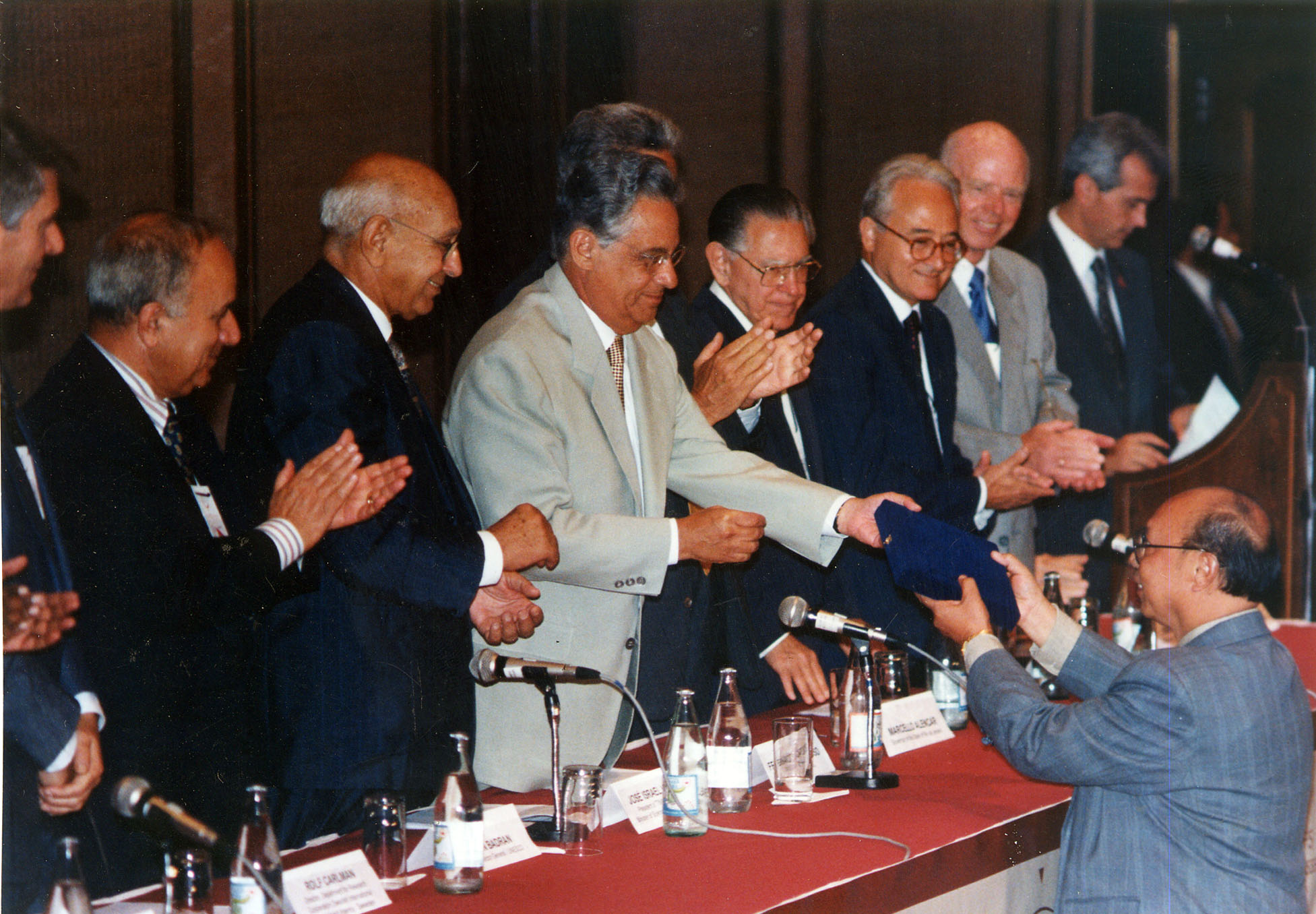 1997年9月6日巴西总统向郭景坤先生颁发1997年度“技术奖”牌.jpg