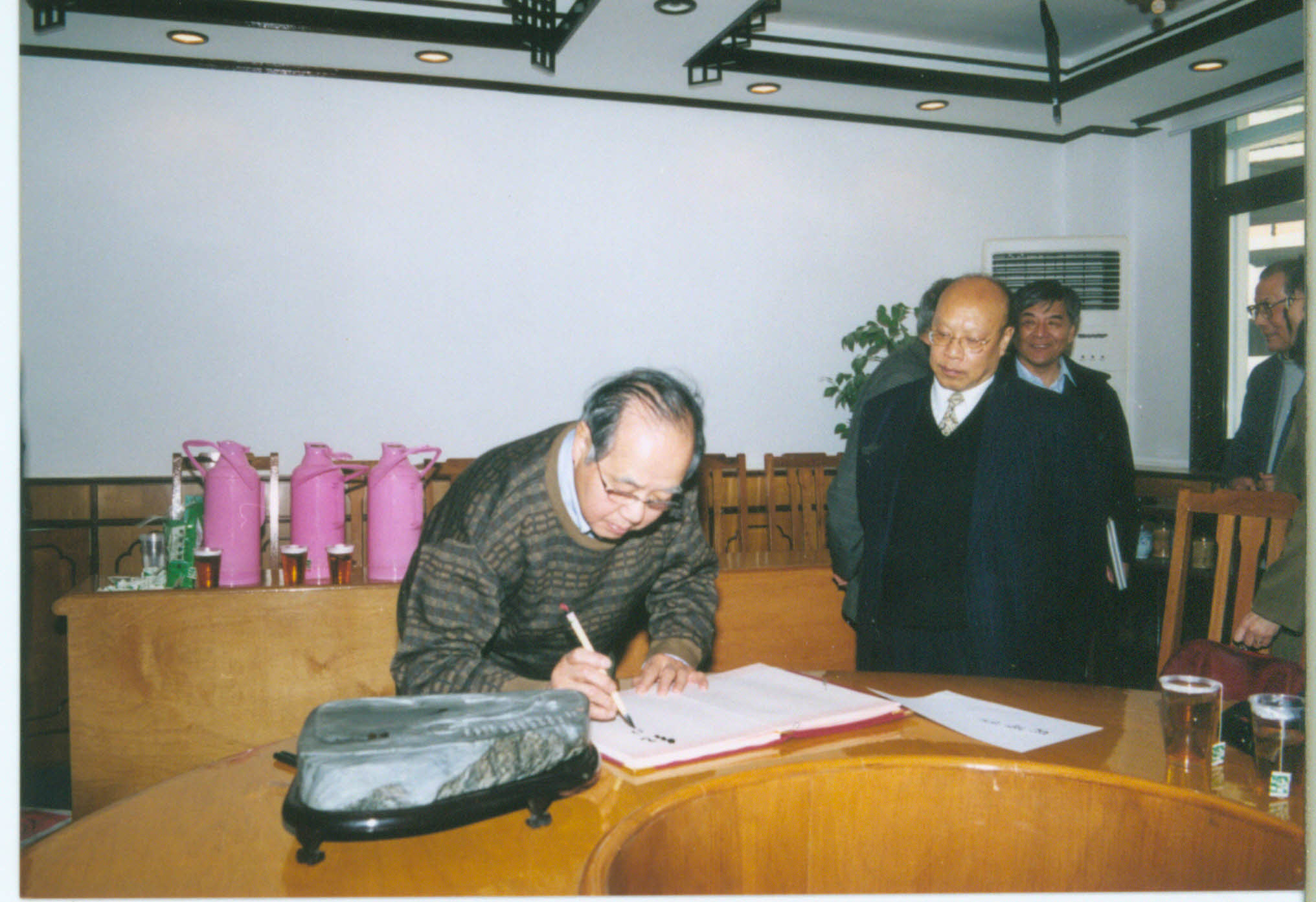2002年3月8日，郭景坤等接待来所访问的李政道教授.jpg