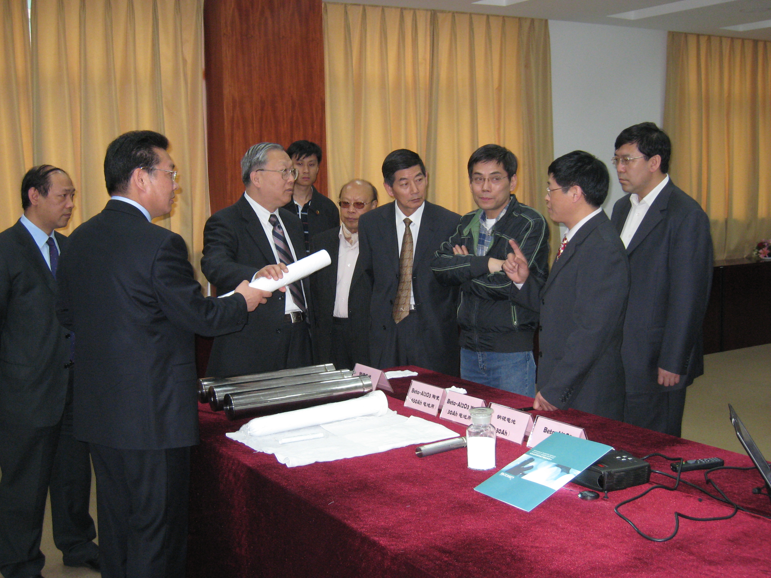 2007年4月28日郭景坤接待来上海硅酸盐所视察钠硫工作的中科院院长路甬祥院长等.JPG