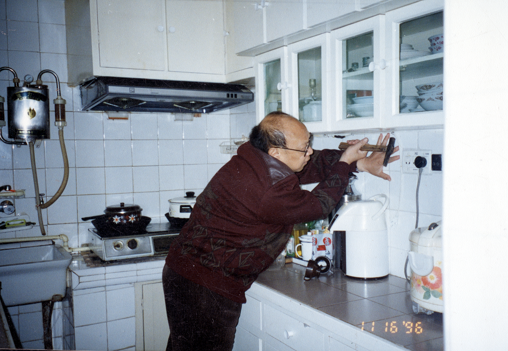 1996年11月郭景坤在家中.png