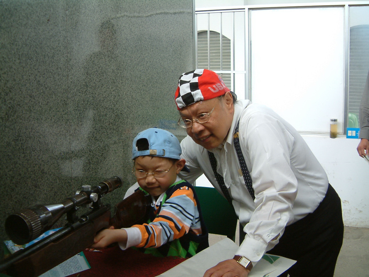 2006年5月5日郭景坤与家人在一起.JPG